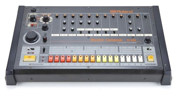 Vintage Roland TR-808-drummachine met kleurrijke sequencerknoppen